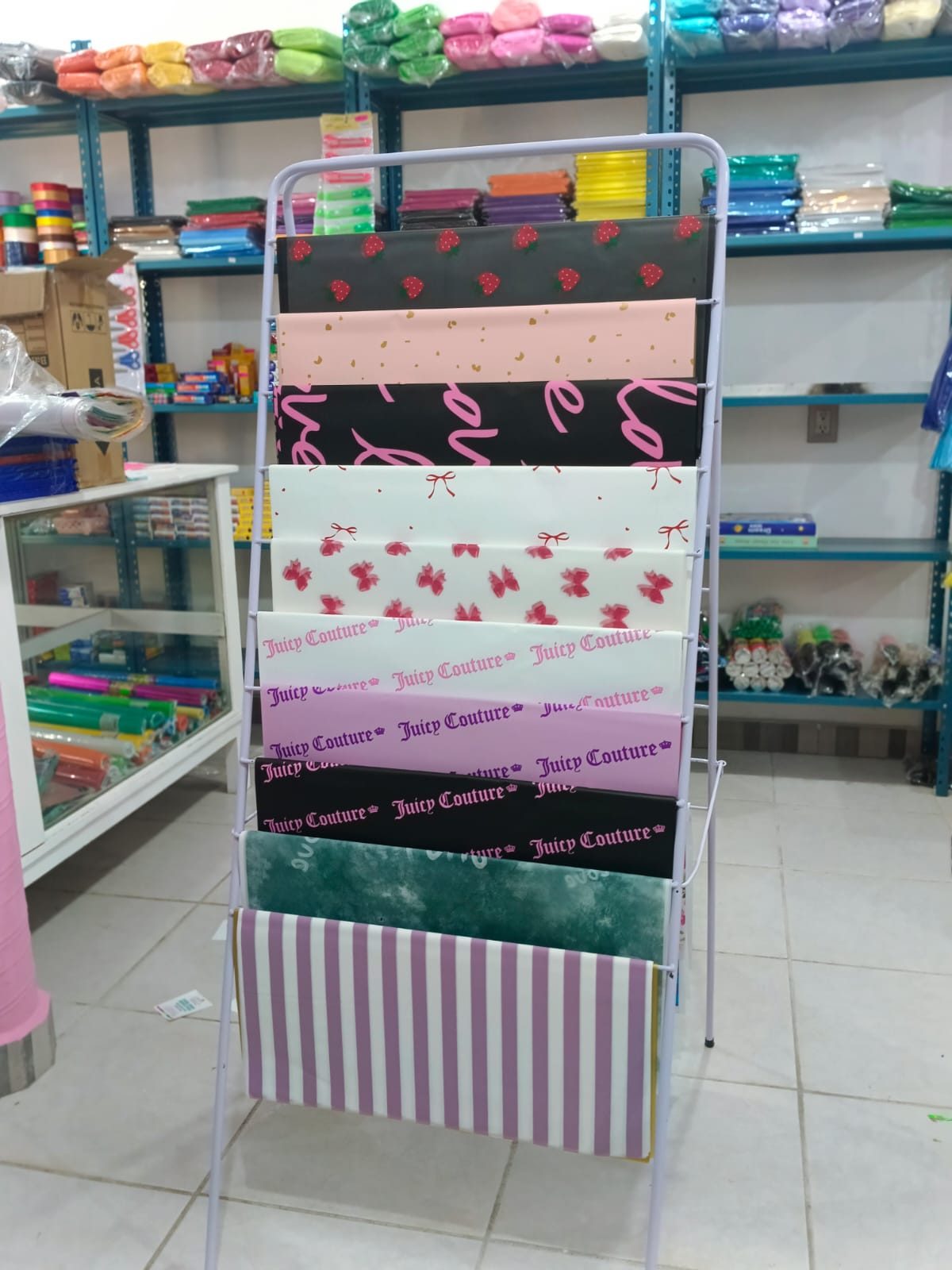 Papel de regalo tipo NYLON (diseños varios)