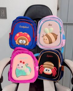 Mochila para niños con figura 3D afelpada